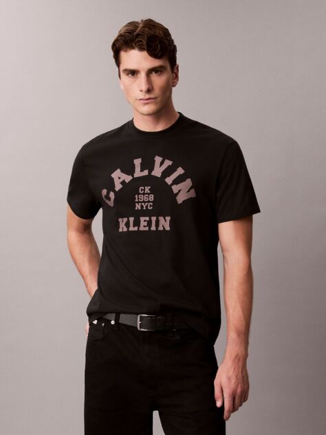 Μαύρο Άνετο T-Shirt Με Varsity Γραφικό Λογότυπο  Άνδρας