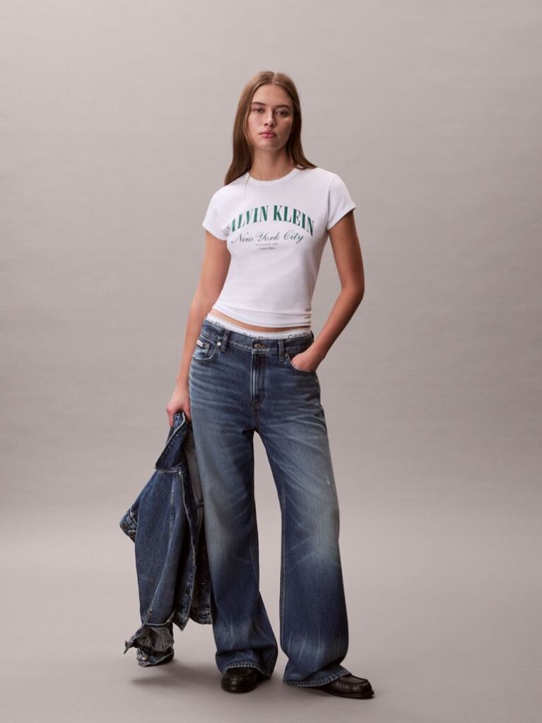 Λευκό T-shirt Με Slim Γραμμή Και Varsity Λογότυπο   Γυναίκα