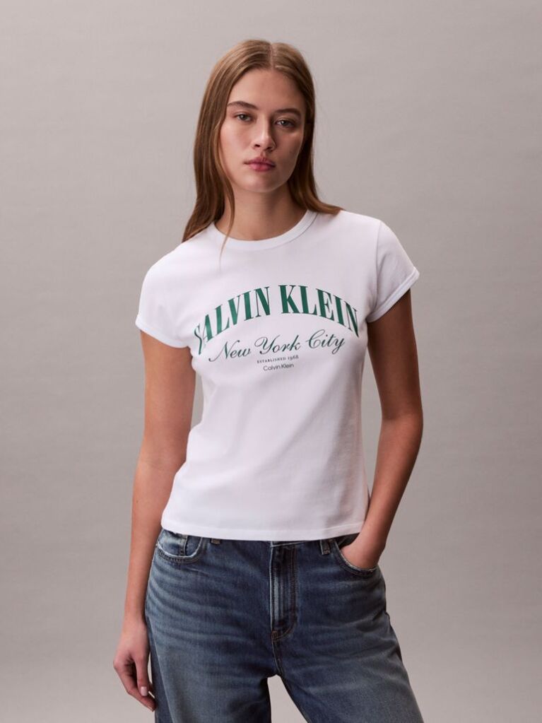 Λευκό T-shirt Με Slim Γραμμή Και Varsity Λογότυπο   Γυναίκα