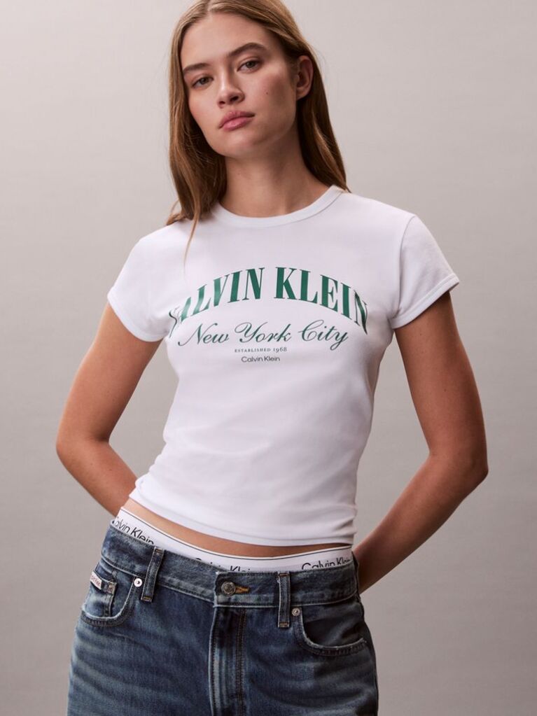 Λευκό T-shirt Με Slim Γραμμή Και Varsity Λογότυπο   Γυναίκα