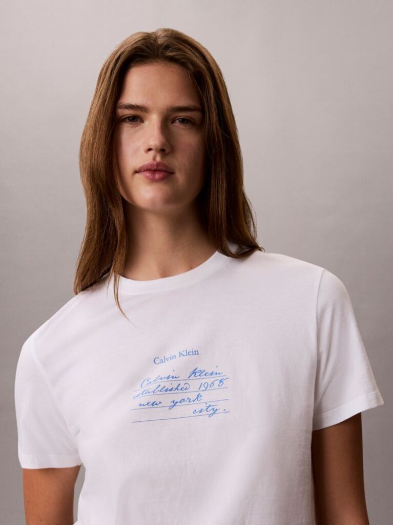 Λευκό T-Shirt Με Χειρόγραφο Γραφικό Σχέδιο Και Στρογγυλή Λαιμόκοψη  Γυναίκα