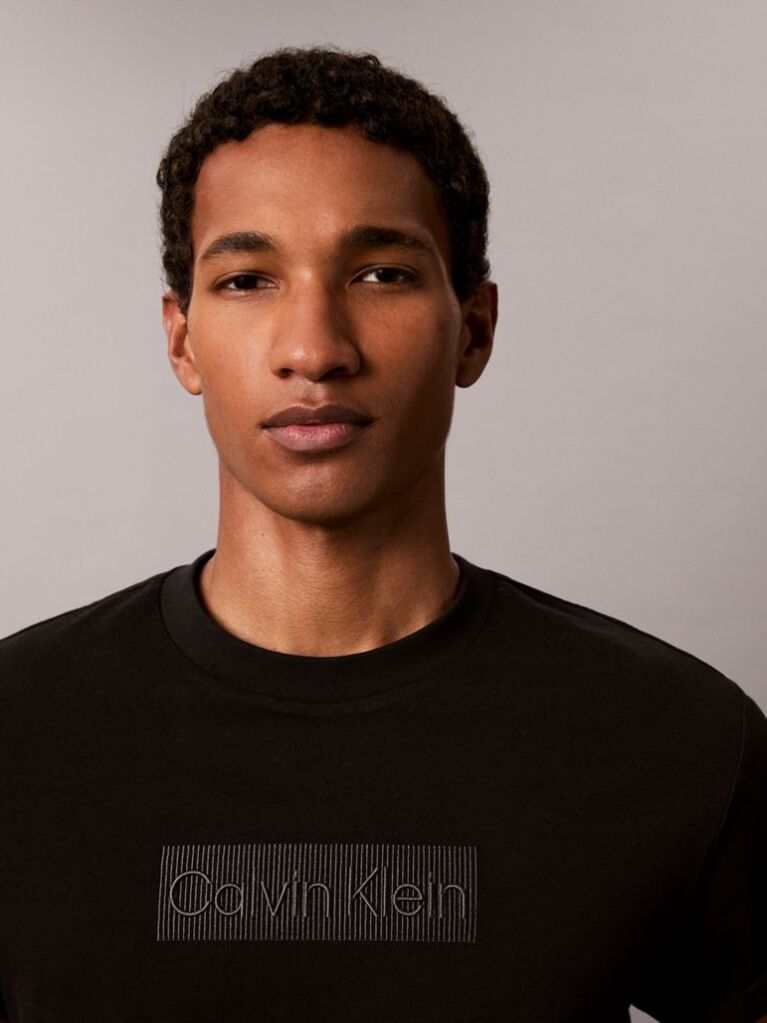 Μαύρο T-Shirt Με Κεντημένο Λογότυπο Και Στρόγγυλη Λαιμόκοψη  Άνδρας