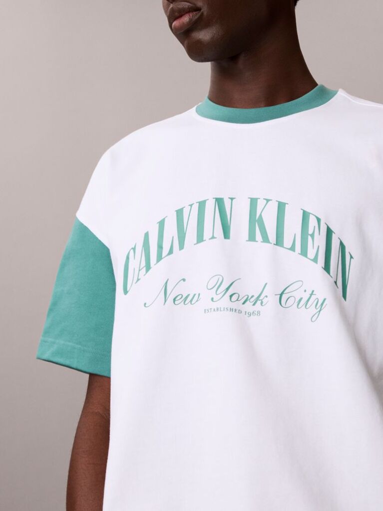 Λευκό Άνετο T-shirt Με Varsity Λογότυπο  Άνδρας