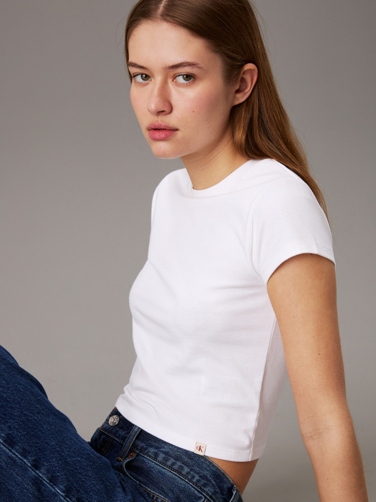 Λευκό Cropped T-shirt Σε Στενή Γραμμή  Γυναίκα